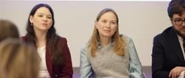 Minister funduszy i polityki regionalnej Katarzyna Pełczyńska-Nałęcz siedzi przy stole, obok niej siedzą dyrektorzy departamentów MFiPR