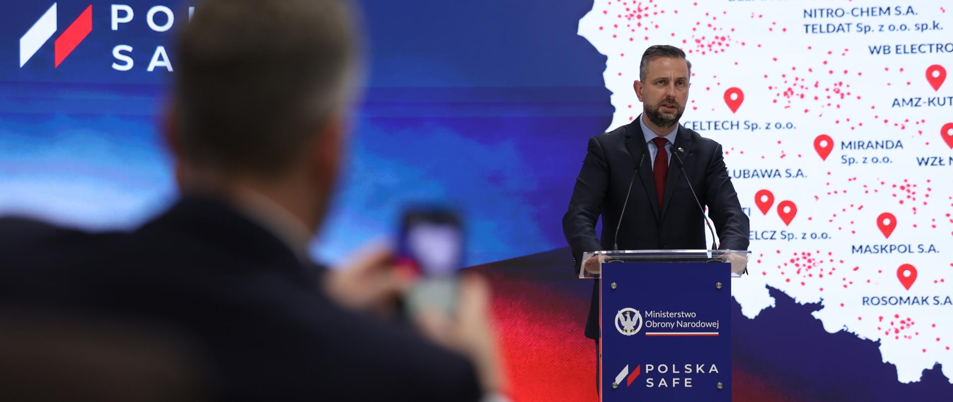W poniedziałek, 1 czerwca br. w Warszawie wicepremier, minister obrony narodowej Władysław Kosiniak-Kamysz wraz z kierownictwem MON i kadrą dowódczą Sił Zbrojnych RP podsumował realizacje unijnego programu SAFE. W spotkaniu uczestniczyli także: Pełnomocnik Rządu ds. Instrumentu na rzecz Zwiększenia Bezpieczeństwa Magdalena Sobkowiak-Czarnecka oraz wiceministrowie MON - Paweł Bejda i Cezary Tomczyk.