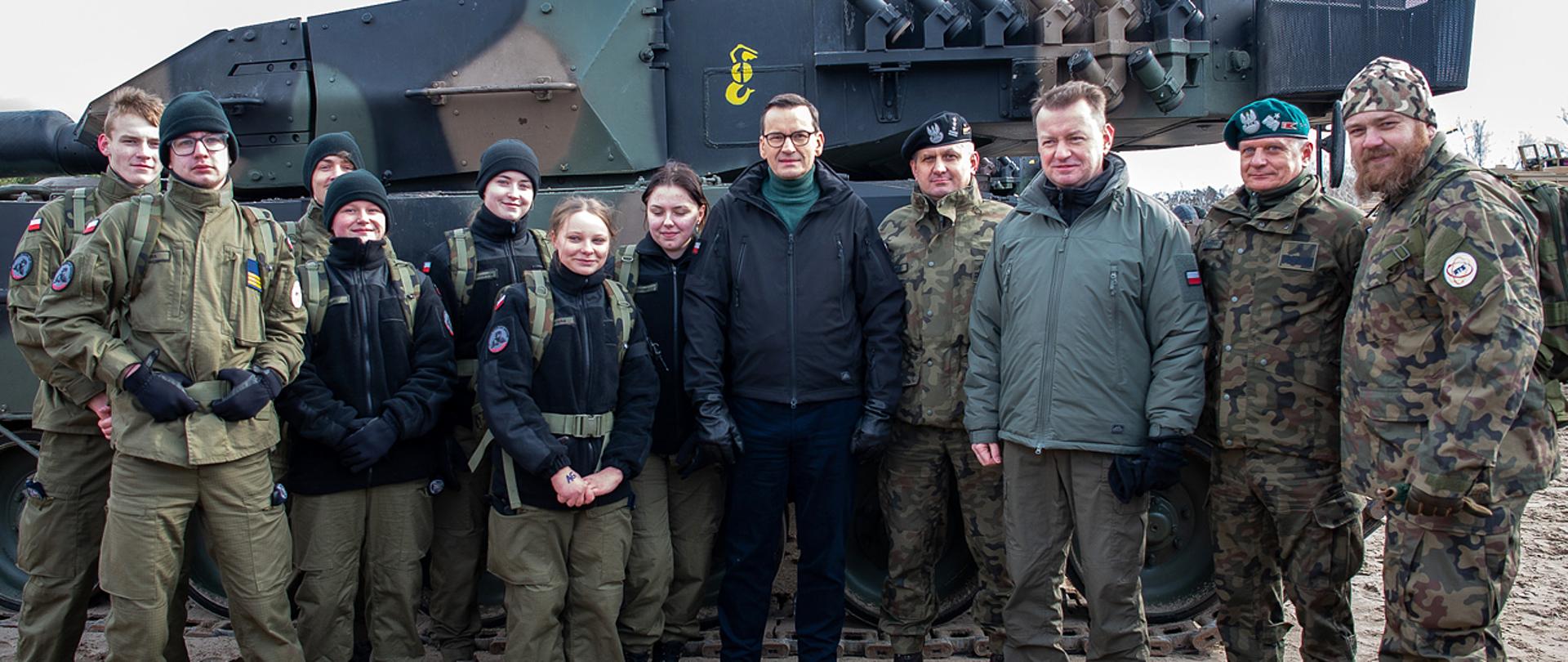 12 marca 2023 r. w 1. Warszawskiej Brygady Pancernej w Wesołej, premier Mateusz Morawiecki oraz Mariusz Błaszczak, wicepremier-minister obrony narodowej spotkali się z uczestnikami projektu „Trenuj z NATO”. To specjalna edycja szkoleń wojskowych dla osób cywilnych („Trenuj z wojskiem”) zorganizowana z okazji 24. rocznicy wstąpienia Polski do NATO. Fot. Maciej Nędzyński/CO MON
