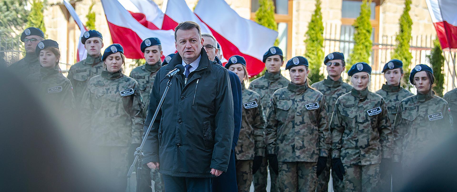 27 marca br. szef MON przebywał z wizytą w Miejscu Piastowym, gdzie uczestniczył w ślubowaniu uczniów klas mundurowych z Michalickiego Zespołu Szkół Ponadgimnazjalnych im. ks. Bronisława Markiewicza.