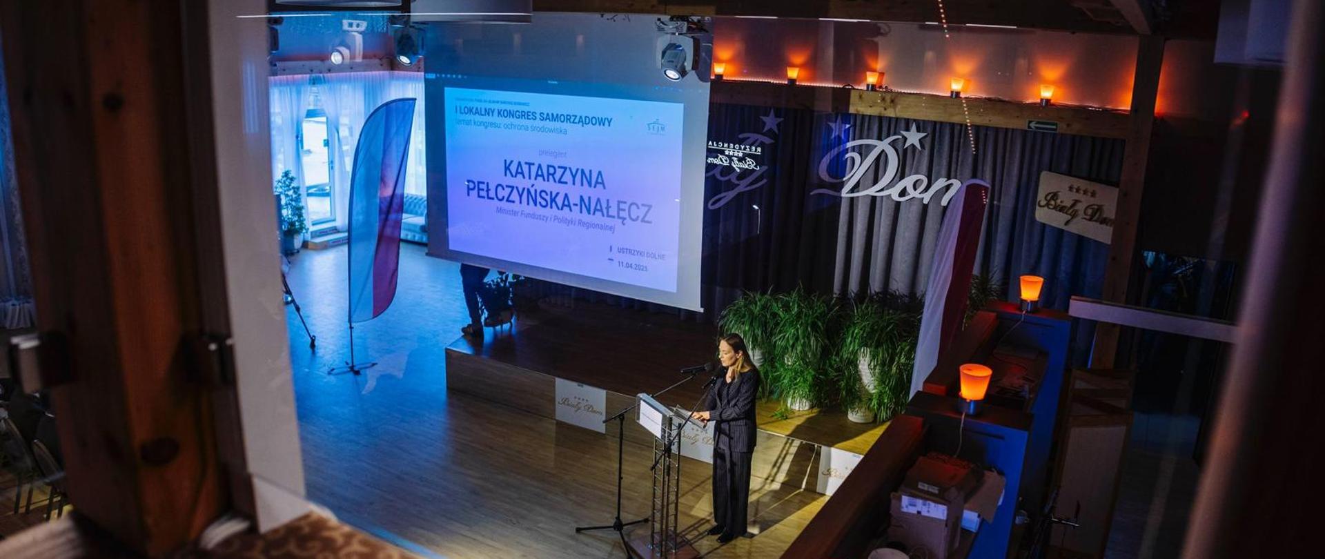 Minister Katarzyna Pełczyńska-Nałęcz stoi w dole z prawej strony na scenie