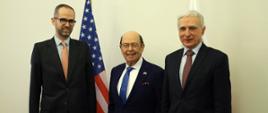 Wiceminister klimatu Adam Guibourgé-Czetwertyński i pełnomocnik rządu ds. strategicznej infrastruktury energetycznej Piotr Naimski podczas spotkania z Wilburem Rossem, sekretarzem handlu USA
