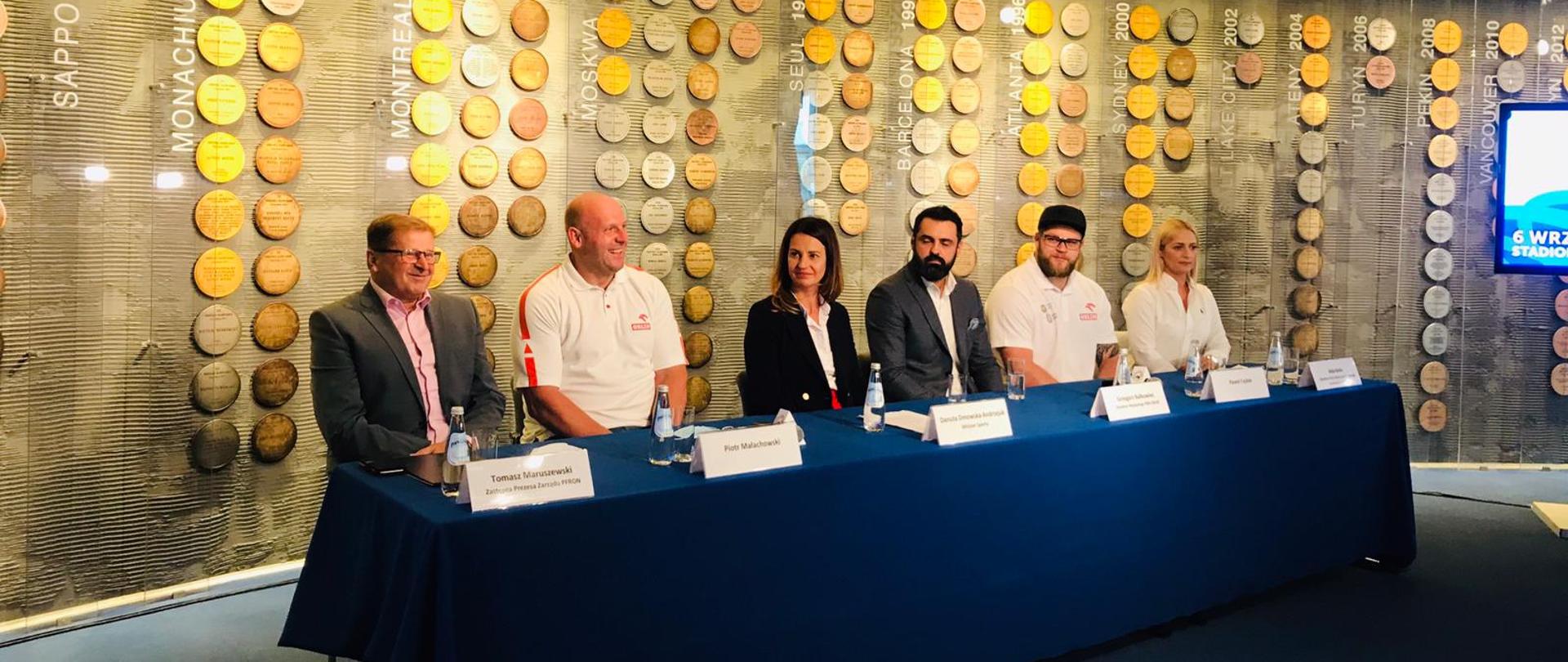 Uczestnicy konferencji siedzą przy stole prezydialnym. Od lewej: Tomasz Maruszewski, Piotr Małachowski, Danuta Dmowska-Andrzejuk, Grzegorz Bałkowiec, Paweł Fajdek, Aida Bella