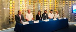 Uczestnicy konferencji siedzą przy stole prezydialnym. Od lewej: Tomasz Maruszewski, Piotr Małachowski, Danuta Dmowska-Andrzejuk, Grzegorz Bałkowiec, Paweł Fajdek, Aida Bella