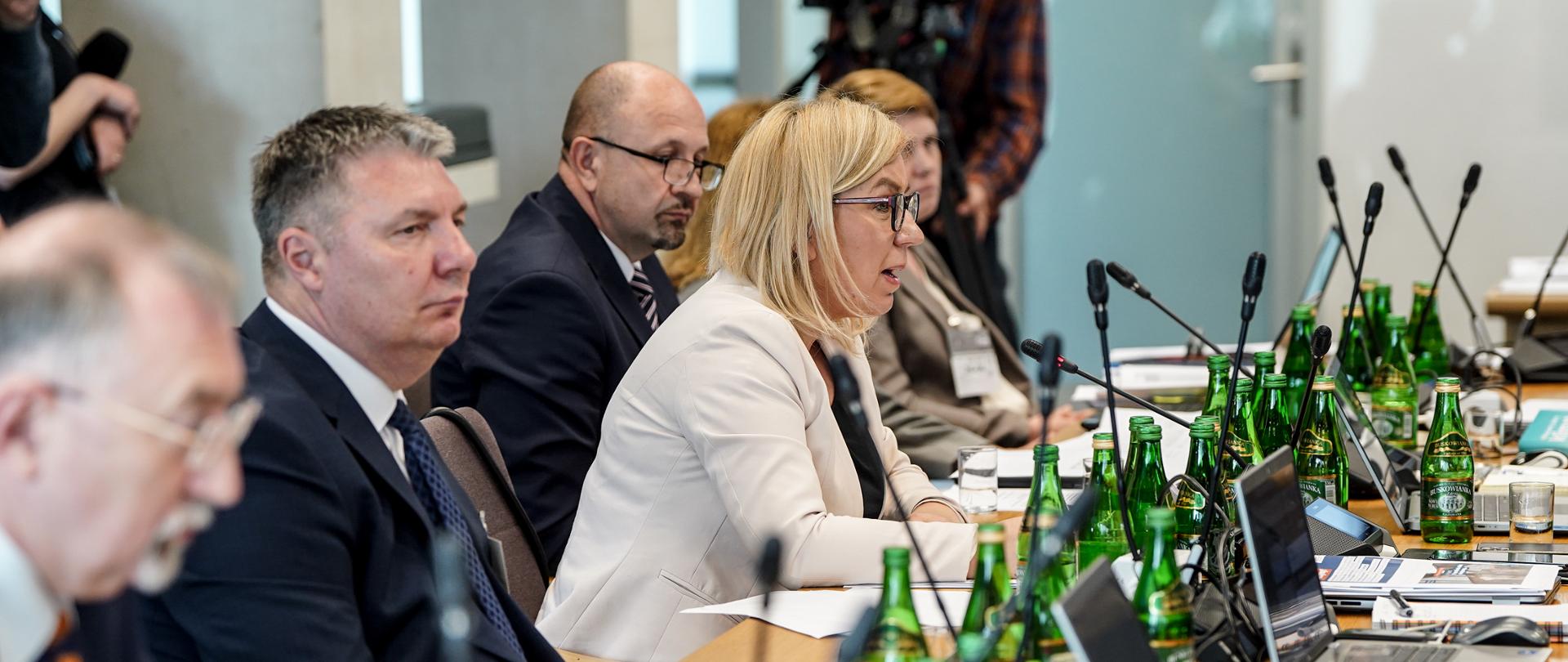 Posiedzenie Komisji Ochrony Środowiska, Zasobów Naturalnych i Leśnictwa z udziałem ministry klimatu i środowiska Pauliny Hennig-Kloski