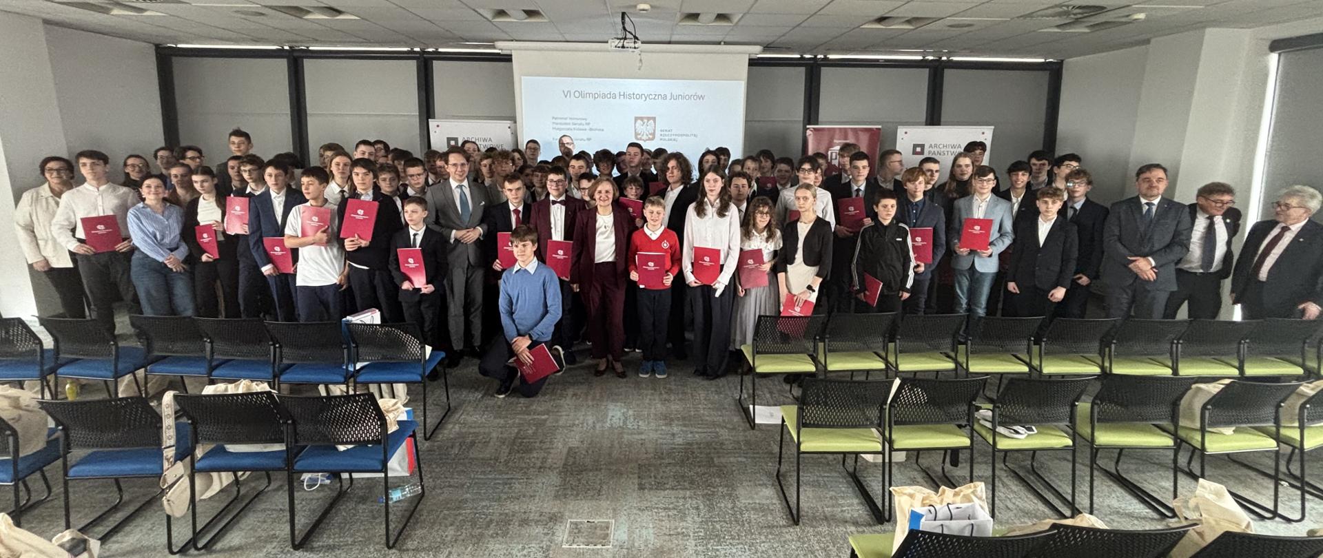 W dniach 8-9 marca w Poznaniu odbyły się finały VI Olimpiady Historycznej Juniorów. Zdjęcie grupowe przedstawia wszystkich laureatów olimpiady