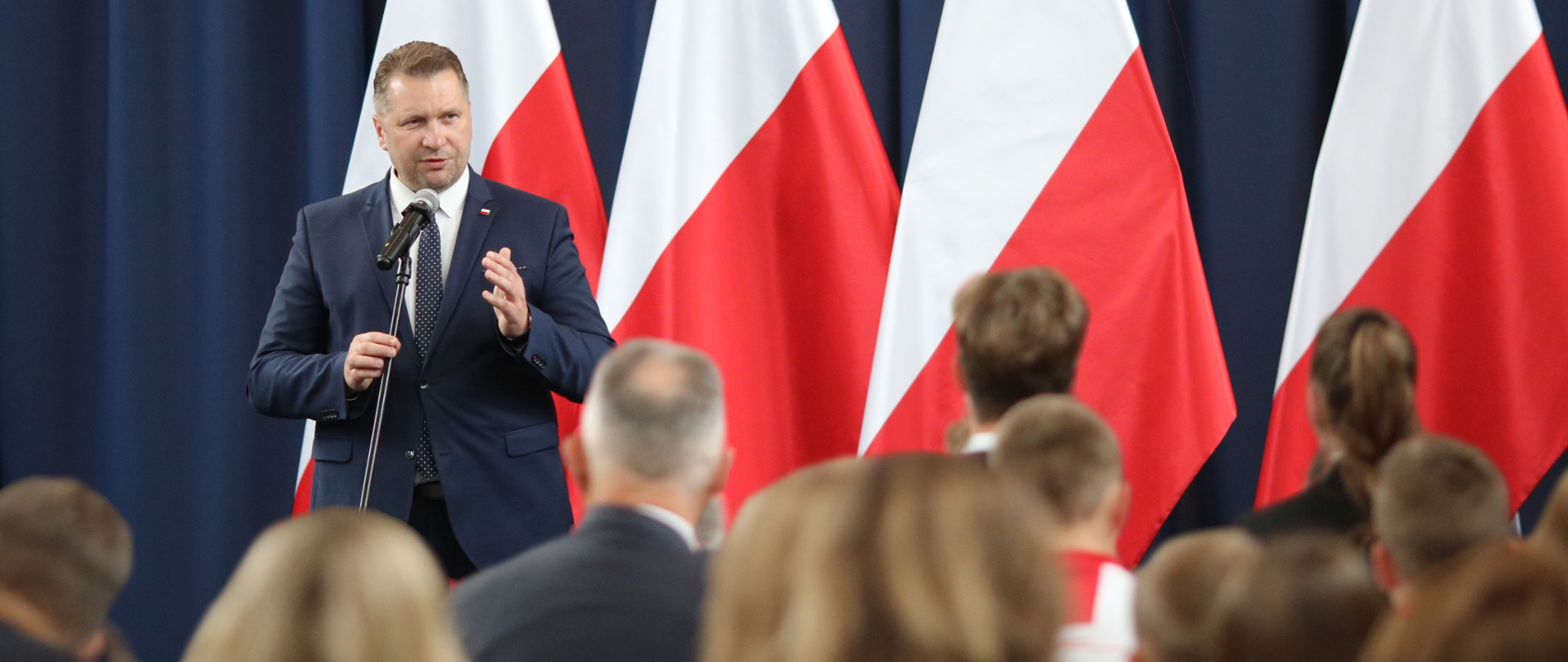 Minister Przemysław Czarnek przemawia podczas uroczystej inauguracji roku szkolnego 2022/2023