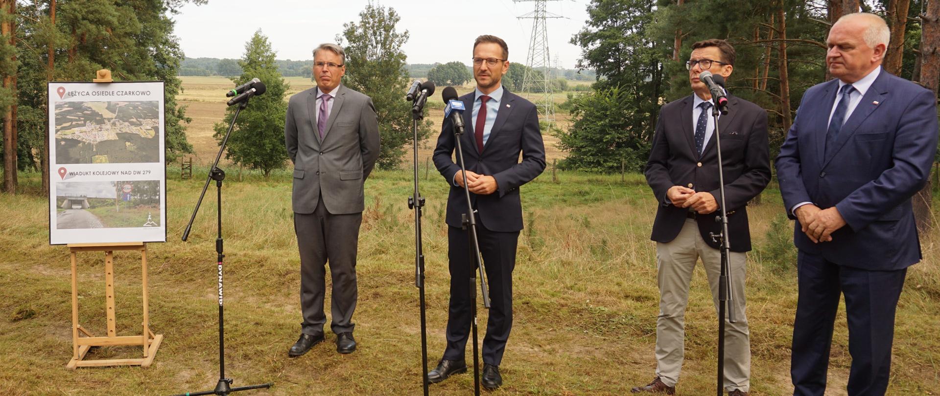Grupa osób stoi w miejscu inwestycji wśród nich minister Buda