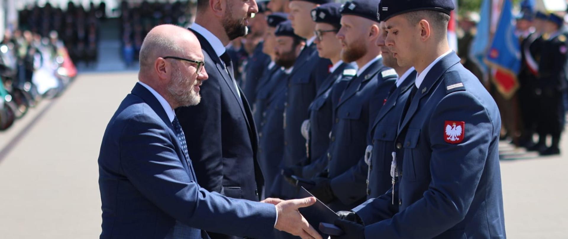 Minister Maciej Duszczyk wręcza odznacznie