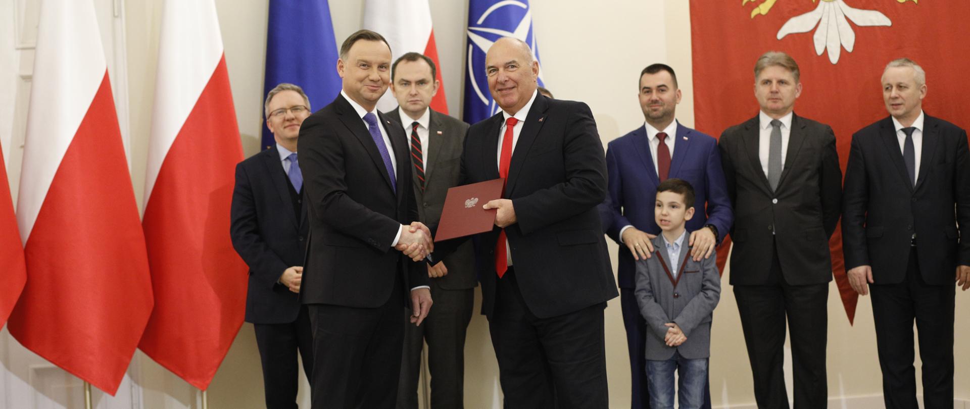 Prezydent Andrzej Duda wręcza ministrowi Tadeuszowi Kościńskiemu powołanie na członka Rady Dialogu Społecznego