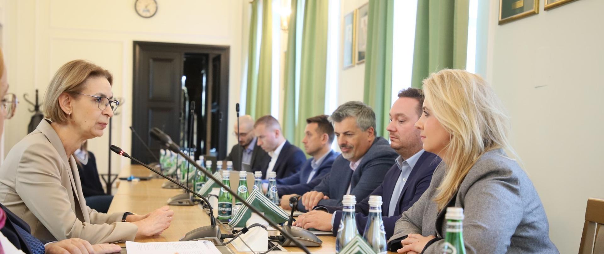 Zdjęcie minister zdrowia Katarzyny Sójki i prof. Anny Kostery-Pruszczyk z Rady ds. Chorób Rzadkich przy Ministrze Zdrowia ze spotkania dotyczącego uruchomienia platformy informacyjnej Choroby Rzadkie.