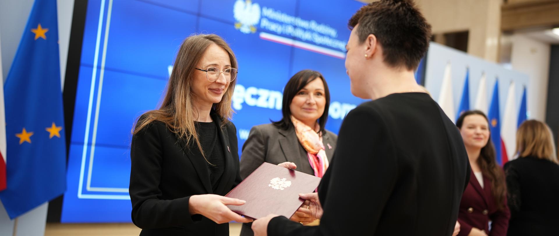 Z oddaniem wspierali powodzian. Spotkanie z pracownikami socjalnymi w KPRM 