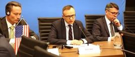 za stołem siedzą prelegenci