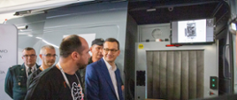 Premier Mateusz Morawiecki przed wozem specjalistycznym KAS