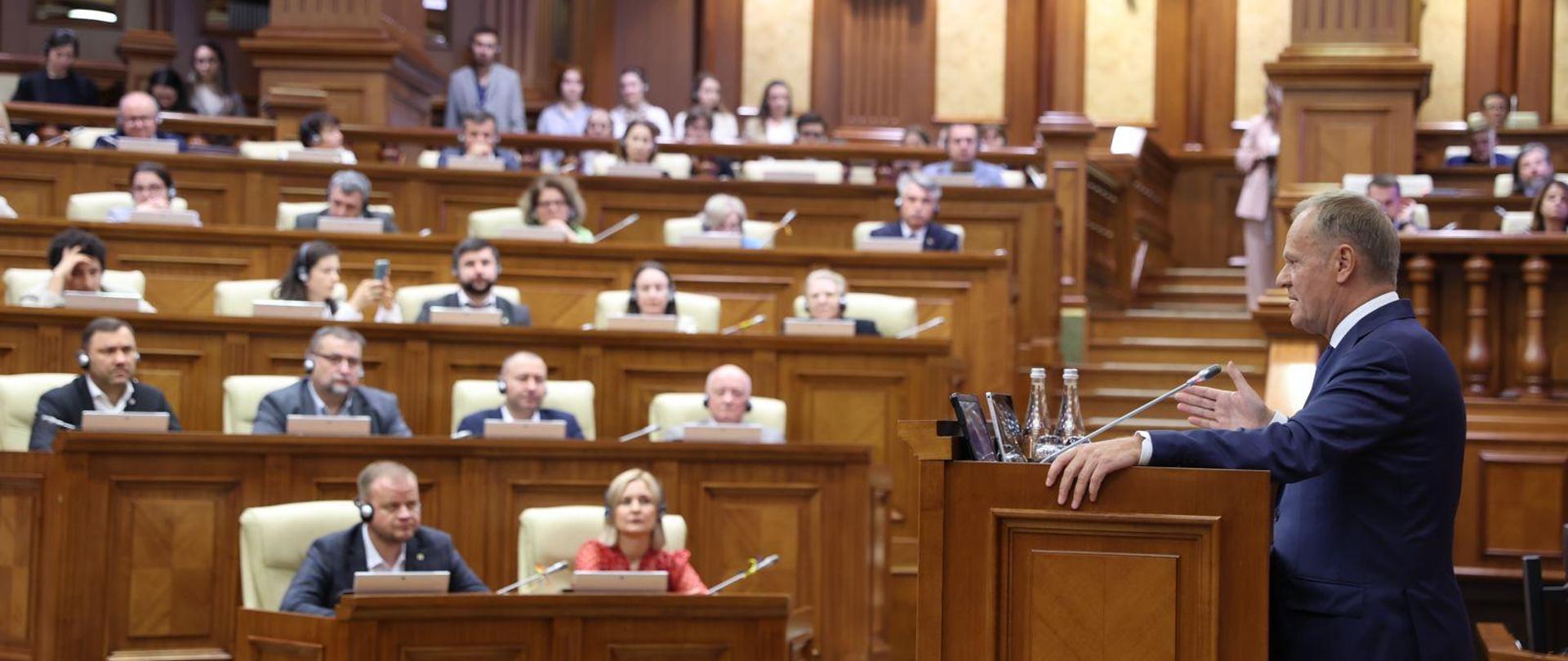 Premier Donald Tusk w Parlamencie w Kiszyniowie