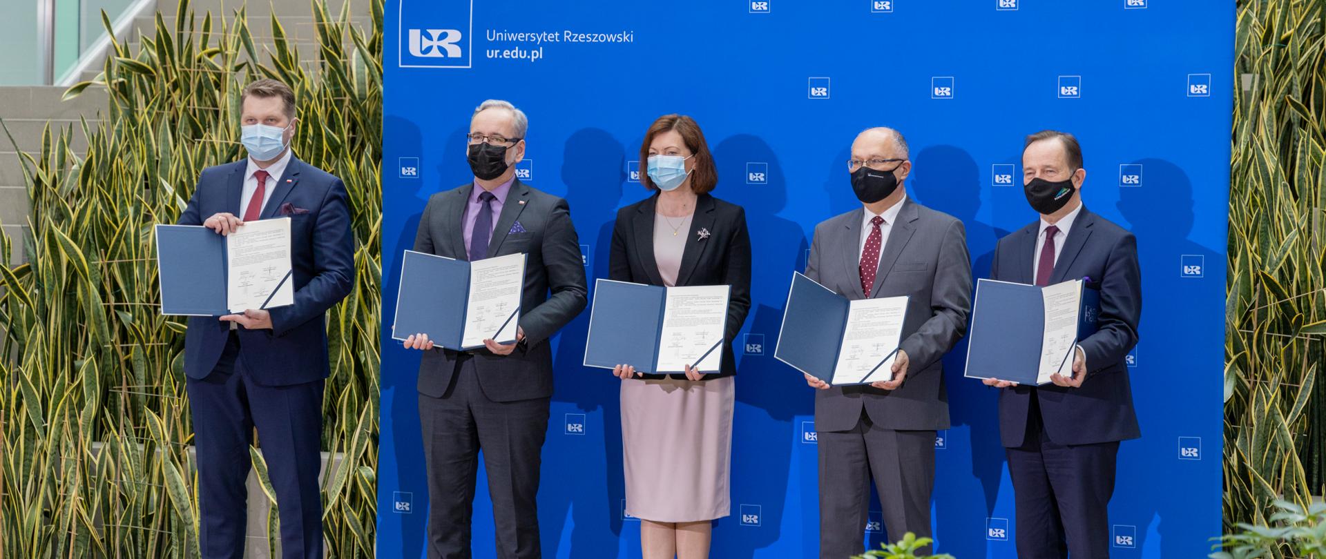 Uroczyste podpisanie deklaracji dotyczącej wspólnych działań na rzecz Szpitala Uniwersyteckiego w Rzeszowie z udziałem Ministra Przemysława Czarnka, Ministra Zdrowia Adama Niedzielskiego, Wojewody Ewy Leniart, marszałka Władysława Ortyla i rektora Uniwersytetu Rzeszowskiego.