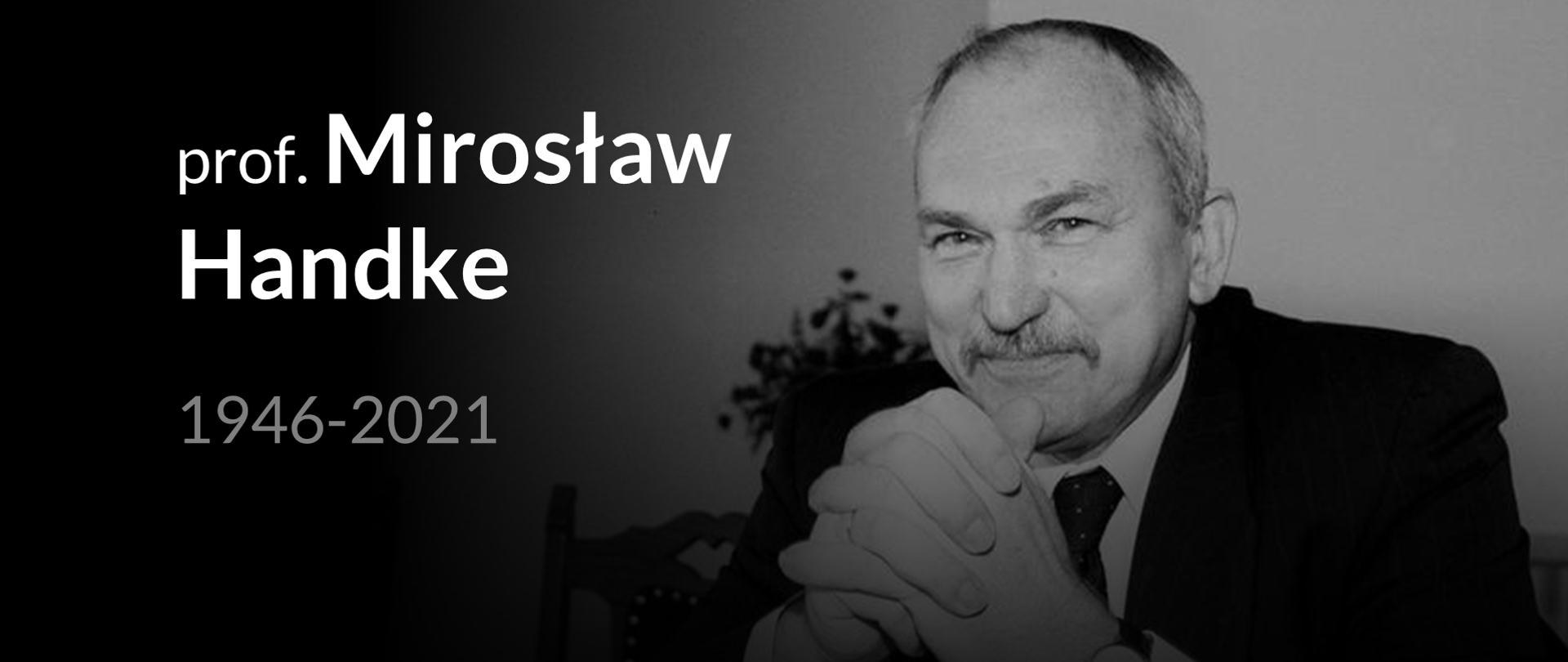 Czarno-biała grafika z ze zdjęciem profesora Mirosława Hande. Profesor uśmiechnięty siedzi przy stole, ma splecione dłonie. Po lewej stronie napis: prof. Mirosław Handke 1946-2021