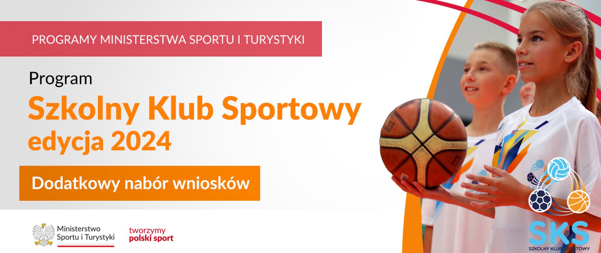 Na samej górze grafiki znajduje się biały napis na czerwonym tle "Programy Ministerstwa Sportu i Turystyki", a poniżej napis "Szkolny Klub Sportowy. Dodatkowy nabór wniosków". Na samym dole znajduje się logotyp Ministerstwa sportu i Turystyki oraz hasło tworzymy polski sport. Po prawej stornie grafiki znajduję się zdjęcie dziewczynka trzymająca w ręku piłkę do koszykówki i ubrana w białą koszulkę z logotypem SKS, Szkolny Klub Sportowy.