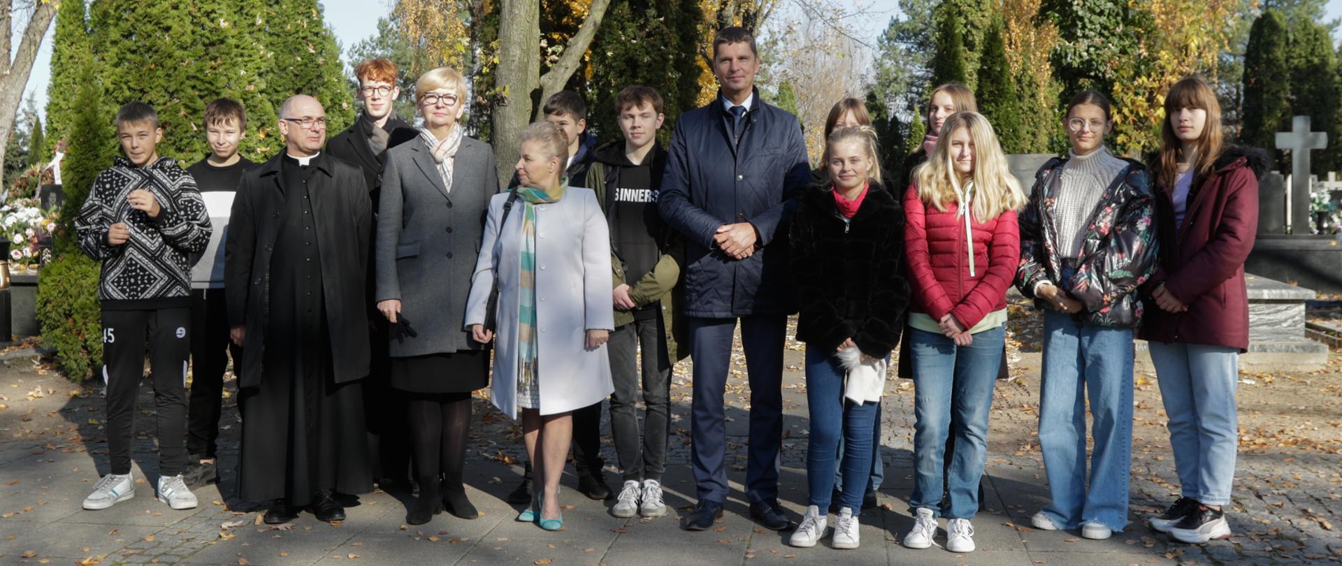 Finał akcji „Szkoła Pamięta” z udziałem wiceministra Dariusza Piontkowskiego, wiceminister Dariusz Piontkowski stoi w towarzystwie uczniów i nauczycieli ze szkoły w Radzyminie.