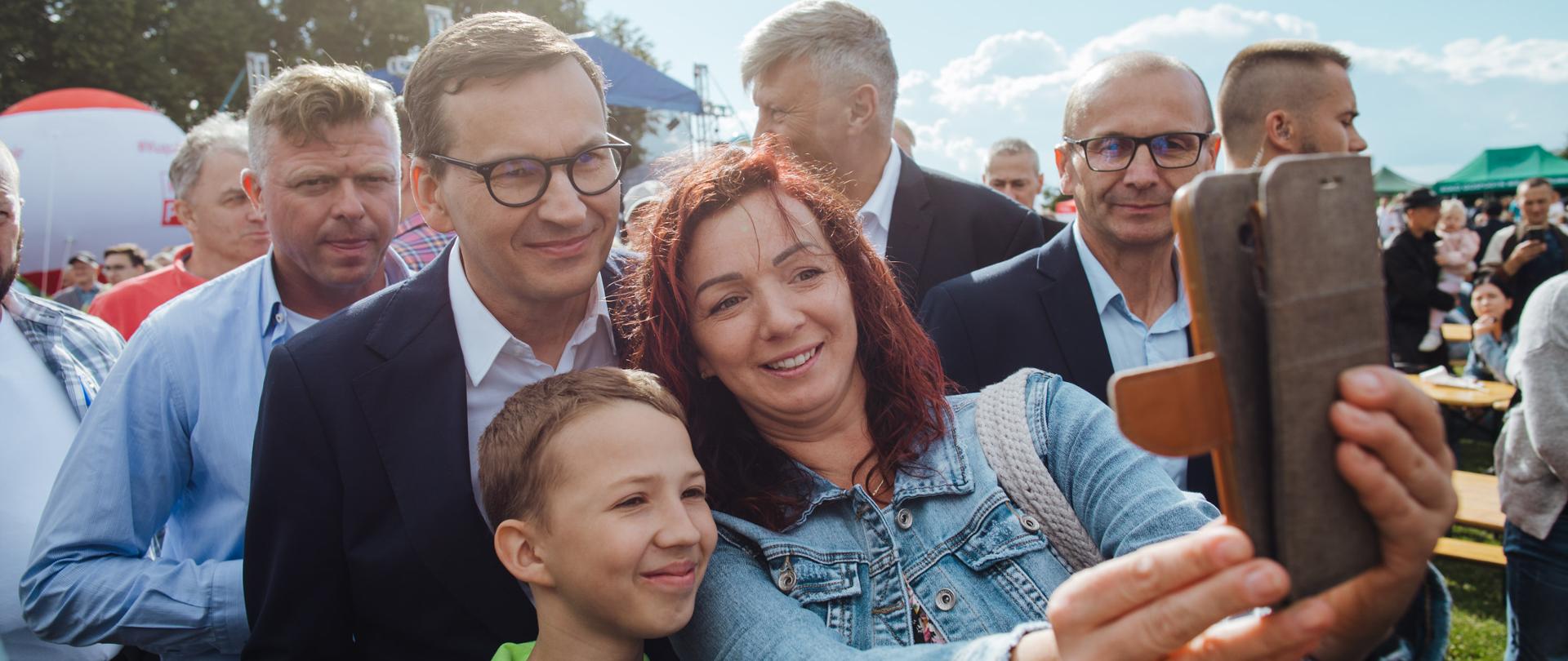 Premier podczas wspólnego zdjęcia z mieszkańcami i uczestnikami konkursu.