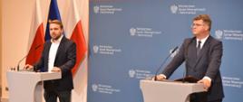 Wiceminister klimatu i środowiska Jacek Ozdoba i wiceminister spraw wewnętrznych i administracji Maciej Wąsik