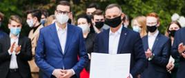 Premier z prezydentem pozują do zdjęcia z młodzieżą.