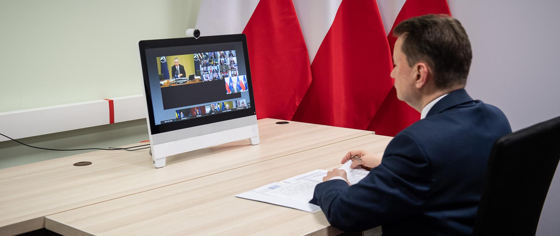 Wideokonferencja ministrów obrony państw NATO. Udział bierze minister obrony narodowej Mariusz Błaszczak. 