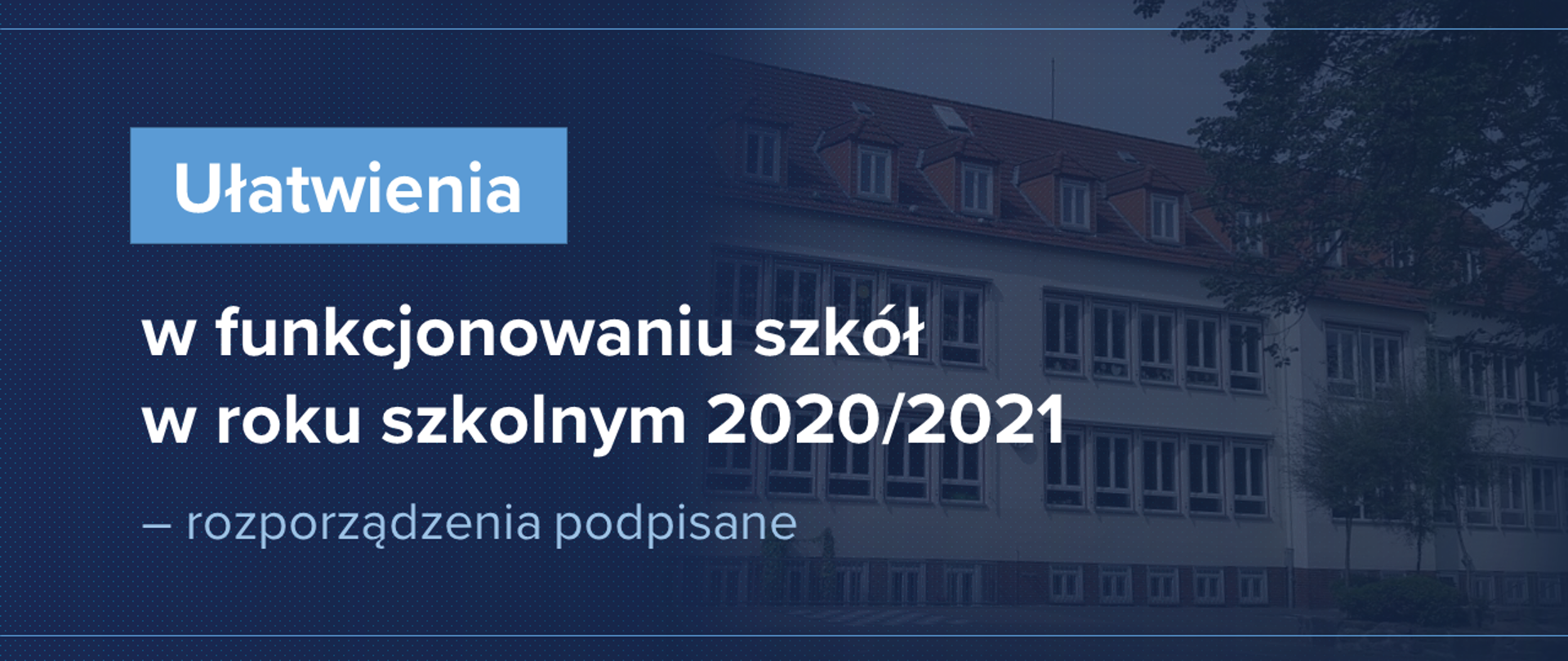 Granatowa grafika z budynkiem szkoły w tle i napisem "Ułatwienia w funkcjonowaniu szkół w roku szkolnym 2020/2021 – rozporządzenia podpisane"