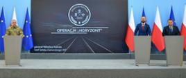 19 listopada 2025 r. odbyła się konferencja prasowa wicepremiera, ministra obrony narodowej Władysława Kosiniaka-Kamysza, ministra spraw wewnętrznych i administracji Marcina Kierwińskiego oraz szefa Sztabu Generalnego Wojska Polskiego gen. Wiesława Kukuły. Fot. plut. Wojciech Król/MON