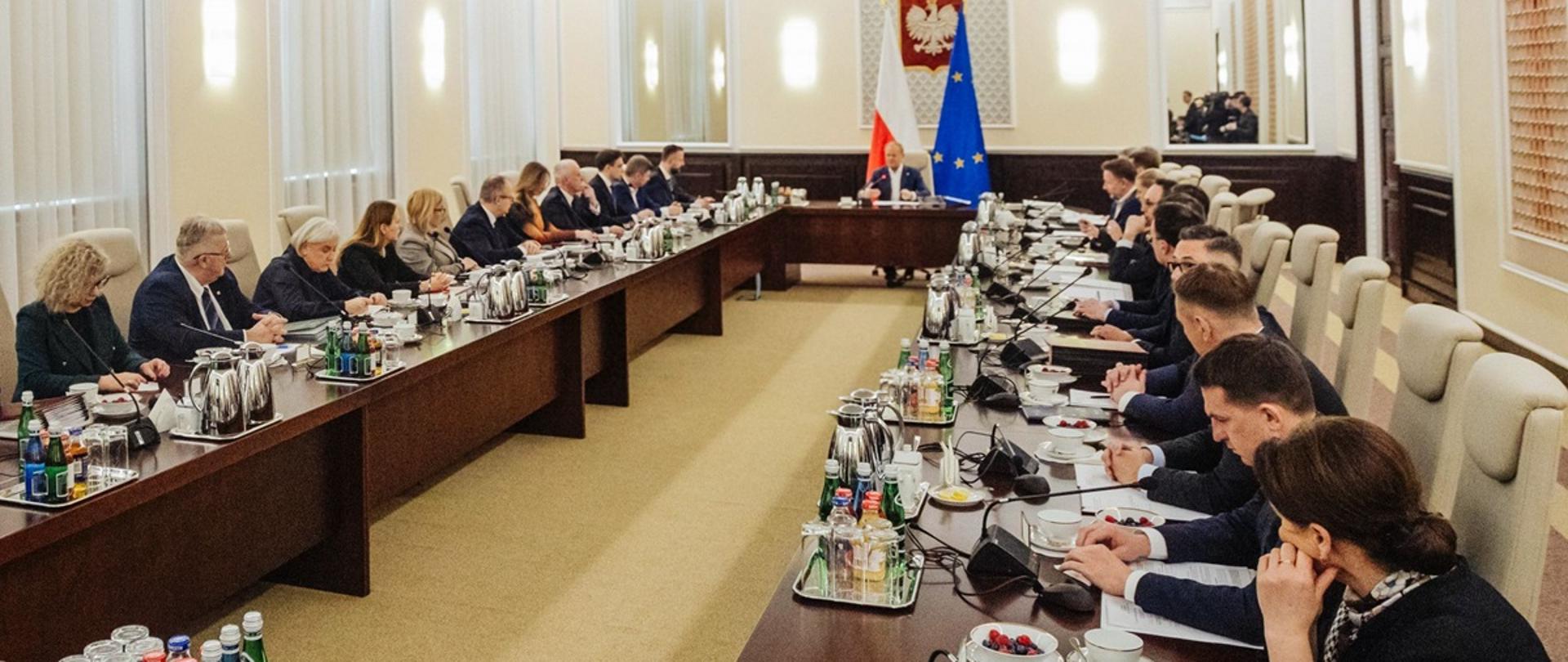 Posiedzenie Rady Ministrów, u góry za stołem prezydialnym siedzi premier Donald Tusk, przy bocznych stołach siedzą członkowie rządu