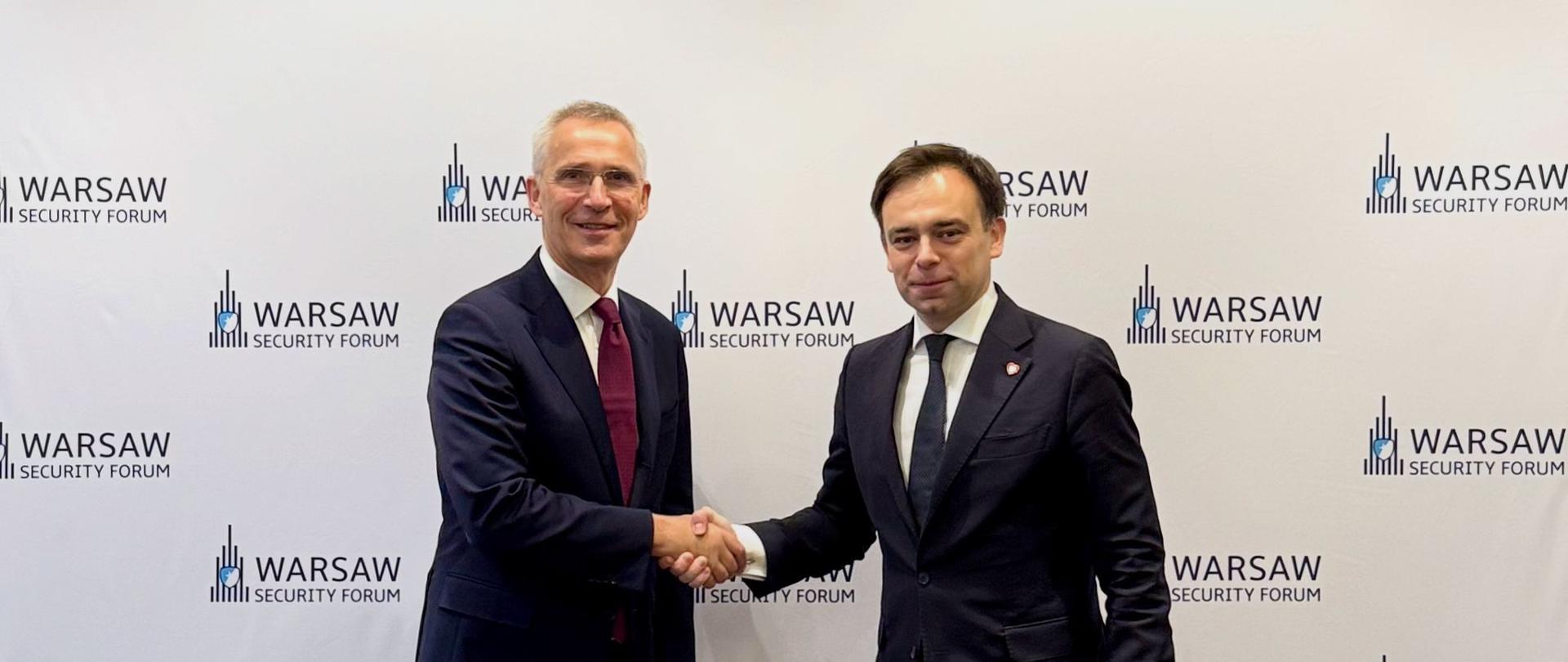 Minister Finansów i Gospodarki Andrzej Domański i Minister Finansów Norwegii Jens Stoltenberg podają sobie ręce