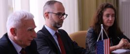 Spotkanie wiceministra Adama Guibourgé-Czetwertyńskiego i ministra Piotra Naimskiego, Pełnomocnika Rządu ds. Strategicznej Infrastruktury Energetycznej ze specjalnym wysłannikiem prezydenta Stanów Zjednoczonych ds. klimatu Johnem Kerrym. 