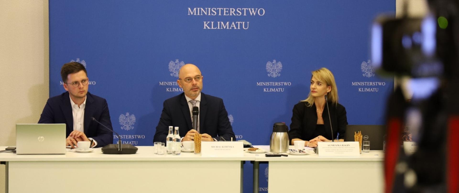 Minister klimatu Michał Kurtyka na konferencji prasowej dot. wyników badania Krajowego Ośrodka Zmian Klimatu 