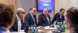 Wiceminister Henryk Kiepura wraz z innymi przedstawicielami uczestniczy w inauguracyjnym spotkaniu zespołu ds. analizy zapotrzebowania kadrowego dla budowy Elektrowni Jądrowej Lubiatowo–Kopalino. 