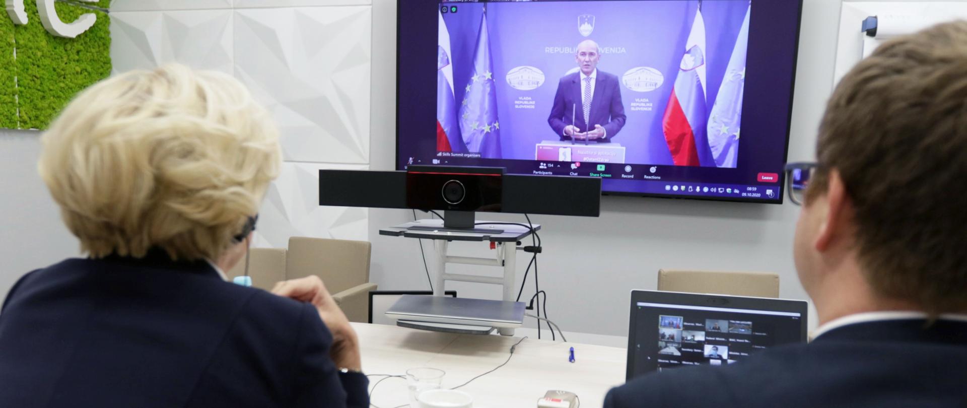 Zdjęcie ze szczytu OECD na temat polityk rozwoju umiejętności z udziałem wiceminister edukacji