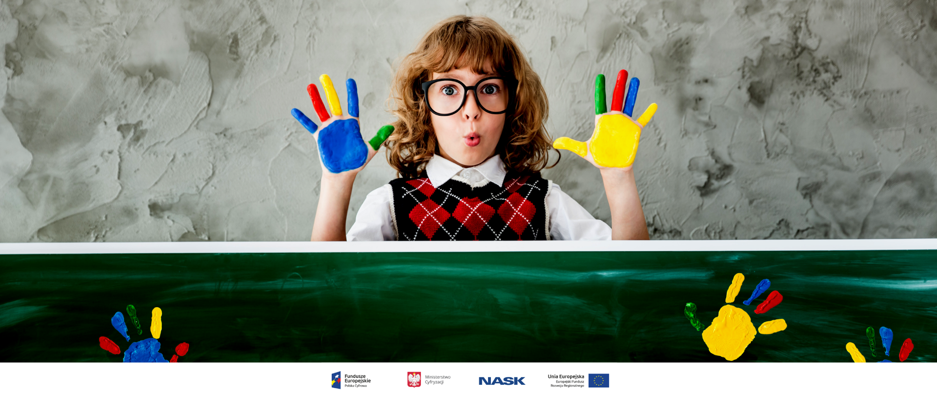 Dziewczynka z rączkami w kolorowej farbie