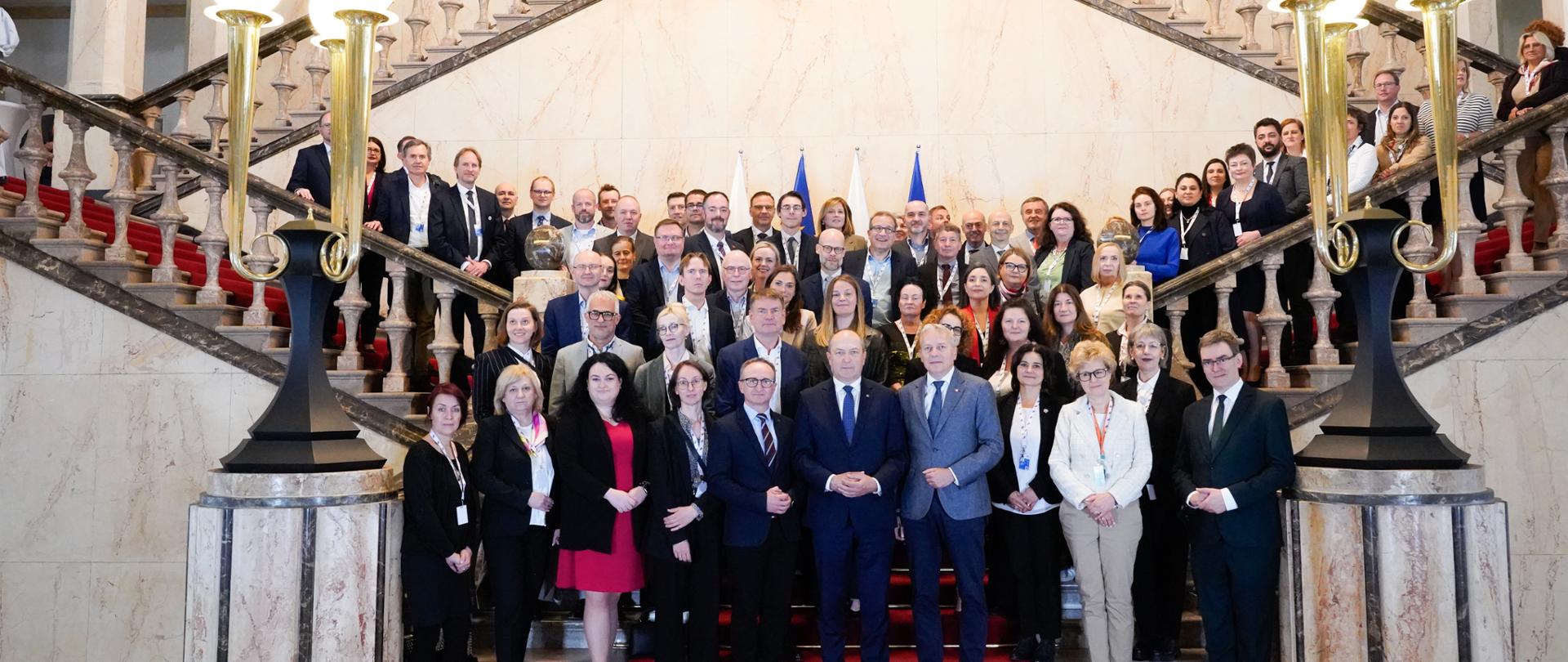 Spotkanie Dyrektorów Generalnych ds. Kształcenia i Szkolenia Zawodowego w Katowicach, zdjęcie grupowe na schodach.