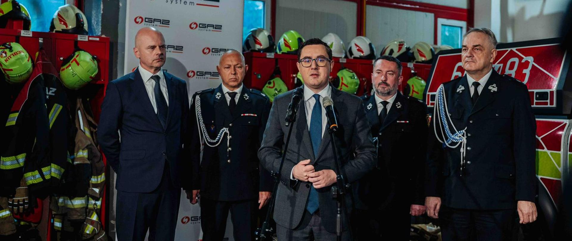 Minister Energii i inne osoby stoją