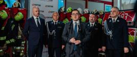 Minister Energii i inne osoby stoją