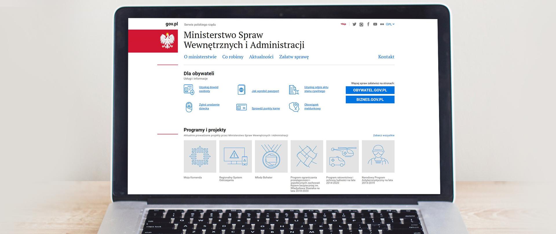 Zdjęcie przedstawia komputer z grafiką strony MSWiA na portalu gov.pl
