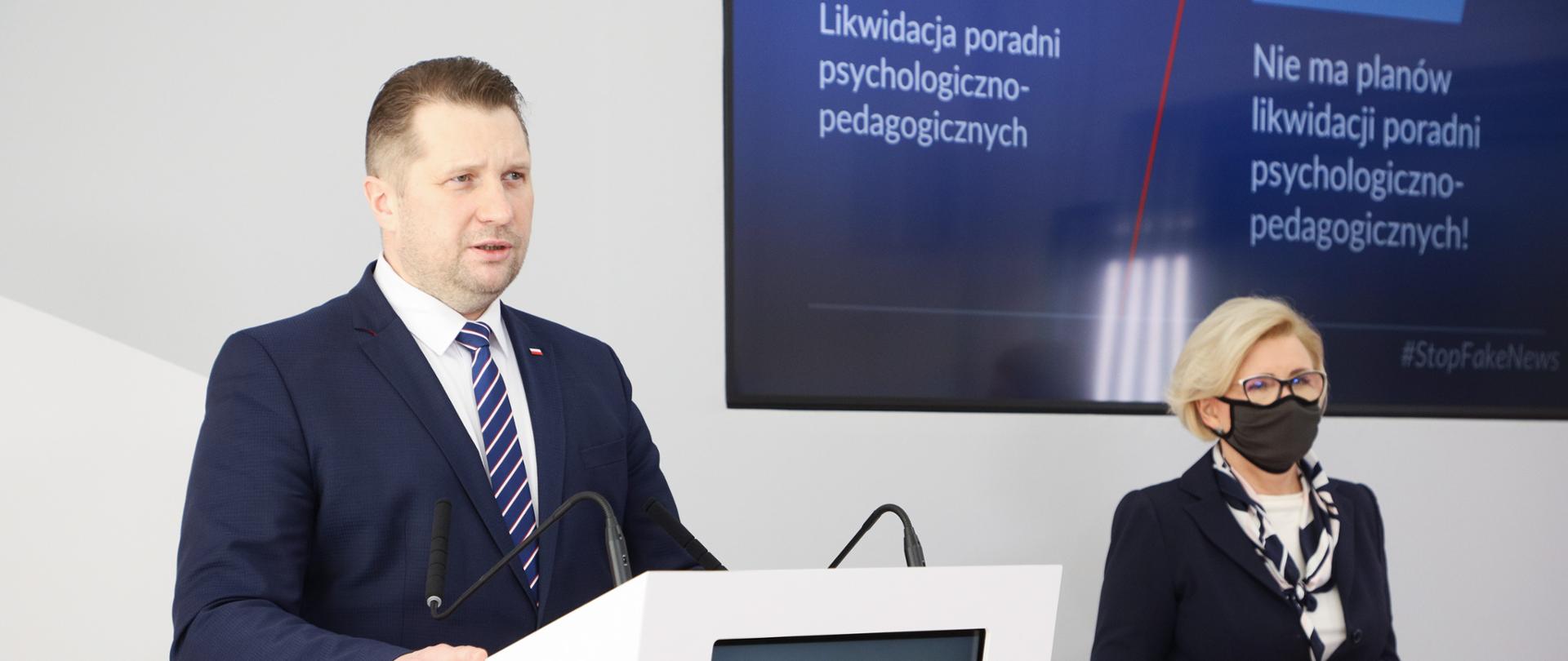 Minister Czarnek i sekretarz stanu Marzena Machałek podczas konferencji, minister przemawia do mikrofonu.