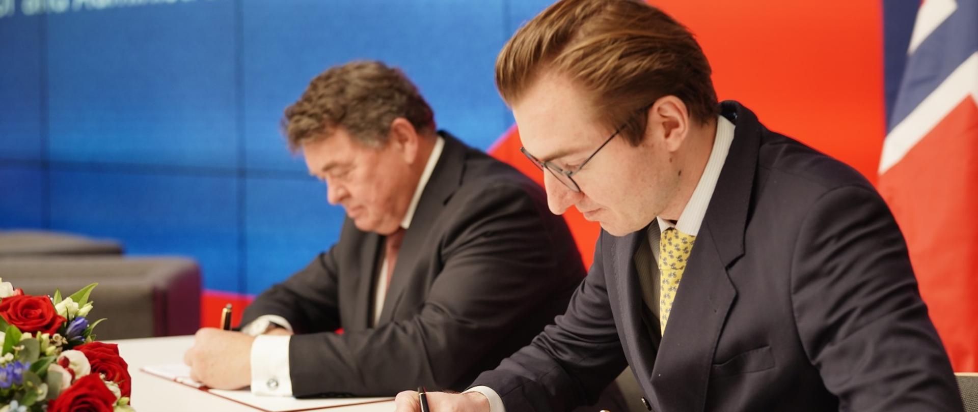 Na zdjęciu wiceminister funduszy i polityki regionalnej Jan Szyszko i ambasador Norwegii w Polsce Øystein Bø podpisują dokumenty