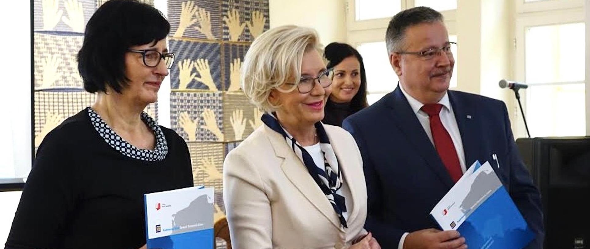 Konferencja „Integracja edukacji z biznesem” z udziałem wiceminister Marzeny Machałek, wiceminister Marzena Machałek z przedstawicielami firm nagrodzonymi podczas konferencji.