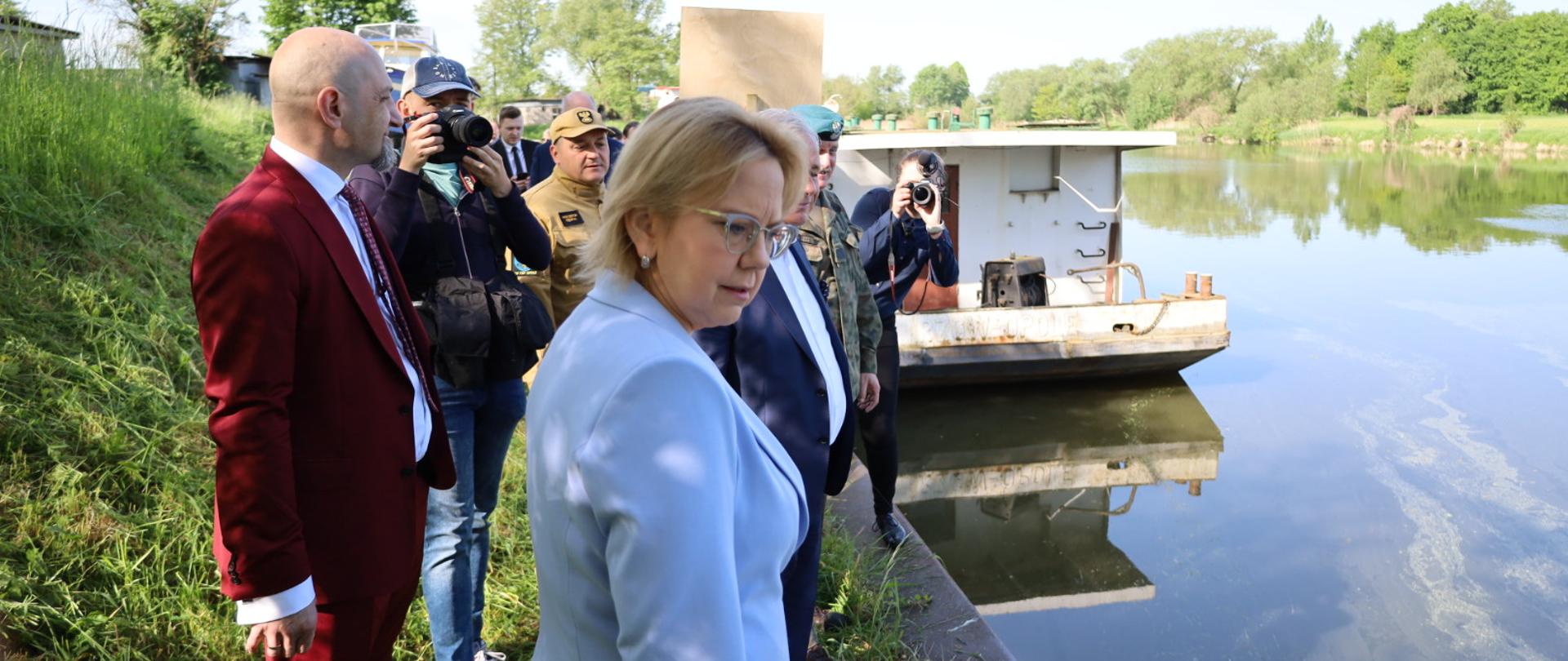 minister Anna Moskwa z przedstawicielami służb