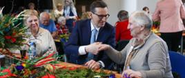 Premier Mateusz Morawiecki z wizytą w Dziennym Domu "Senior-WIGOR" w Woli Karczewskiej 