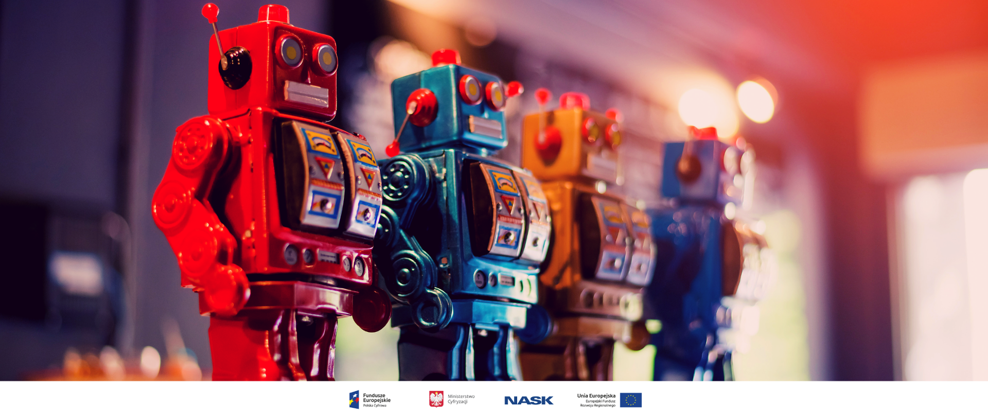 Roboty stojące w rzędzie