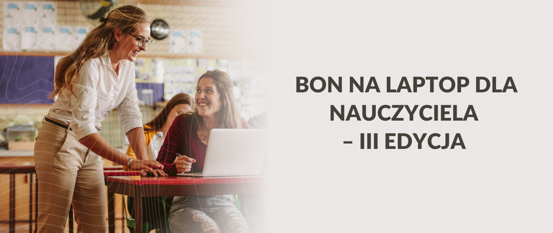 Grafika przedstawia nauczyciela i uczennice przy ławce, obok z prawej strony napis Bon na laptop dla nauczyciela – III edycja 