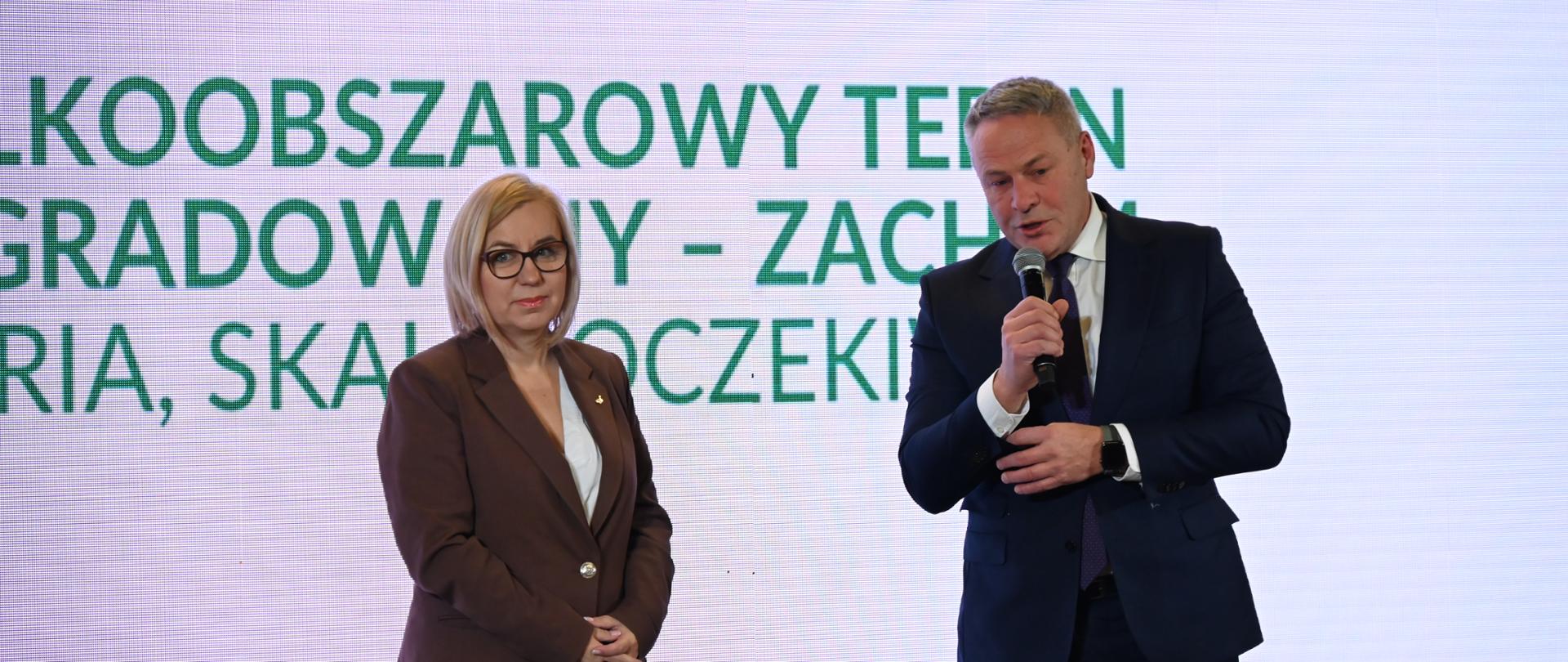Ministra Paulina Hennig-Kloska podczas wizji lokalnej na terenach po Zachemie.