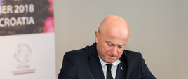 SWS 2018 Chiny-Europa Środkowa i Wschodnia _ minister Stawiarski podpisujący protokół