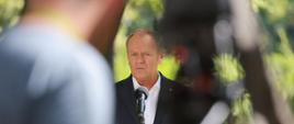 Premier Donald Tusk na konferencji prasowej w ogrodach KPRM po posiedzeniu Rady Ministrów